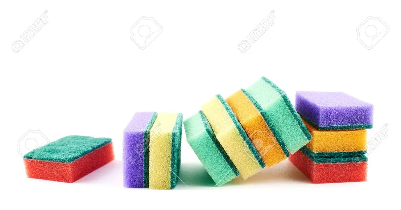20645668-composición-esponja-de-cocina-de-colores-aislados-sobre-fondo-blanco